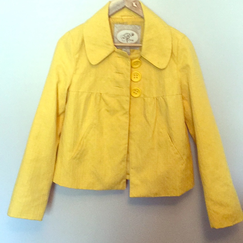 Cute yellow B’s closet small coat
